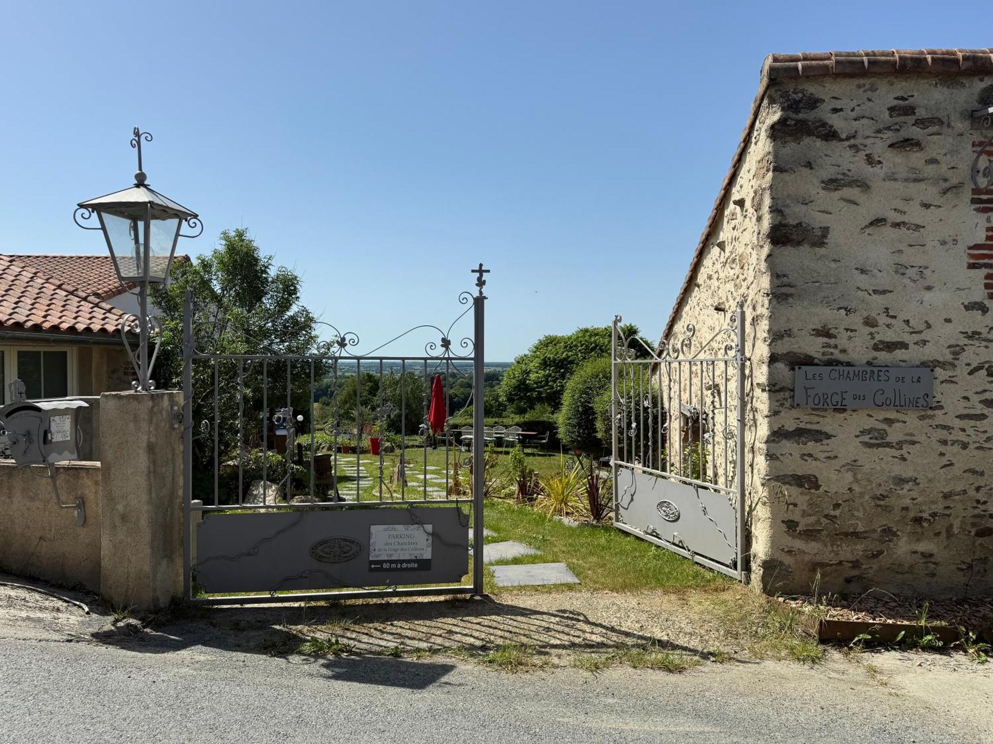Les De La Forge Des Collines
